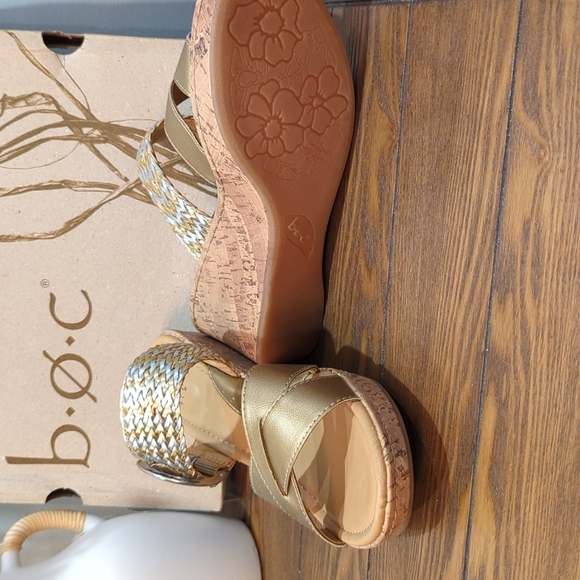 b.o.c Born Concept Jonna gold leather wedge sandals - Picture 3 of 3